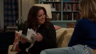 American Housewife – Katie Otto (Katy Mixon, l.); Taylor Otto (Meg Donnelly, r.)