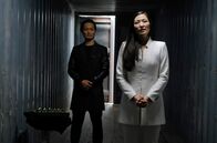 Das Netz - Prometheus – Anne Hsu (Uisenma Borchu) und ein Handlanger (Yusuke Yamasaki)
