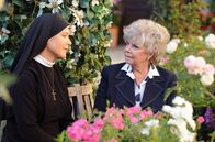 Um Himmels Willen – Schwester Hanna (Janina Hartwig, l.) spricht mit ihrer Mutter Gertrud Maybach (Grit Boettcher, r.) über Leon.