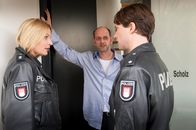 Notruf Hafenkante – Melanie (Sanna Englund, l.) und Mattes (Matthias Schloo, r.) trauen dem Architekten Scholz (Martin Ontrop, M.) nicht: Was hat er zu verbergen?