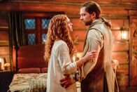 Outlander - Die Highland-Saga – Sophie Skelton (Brianna), Richard Rankin (Roger Wakefield).