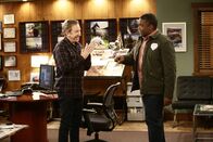 Last Man Standing – Mike Baxter (Tim Allen, l.); Chuck Larabee (Jonathan Adams, r.)