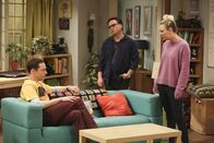 The Big Bang Theory – Leonard (Johnny Galecki, M.) erfährt, dass Sheldon (Jim Parsons, l.) der Präsident der Mietervereinigung ihres Hauses ist und will bei der nächsten Wahl gegen ihn antreten. Wird Penny (Kaley Cuoco, r.) ihrem Mann zur Seite stehen?