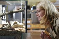 Mord mit Aussicht – Der Eiermann Rocco ist tot - Sophie Haas (Caroline Peters) findet in seiner Wohnung ein Terrarium mit Schlange.