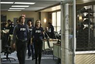 Criminal Minds – Spencer (Matthew Gray Gubler, l.), J.J. (A.J. Cook, r.), Tara (Aisha Tyler, M.) und der Rest der BAU müssen einen Serienkiller fangen, der seinen Opfern nach dem Tod Schnitte im Gesicht zufügt und sie neu einkleidet ...