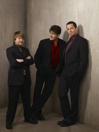 Two and a Half Men – (5. Staffel) - Harte Männer: Charlie (Charlie Sheen, M.), Alan (Jon Cryer, r.) und Jake (August T. Jones, l.) ...