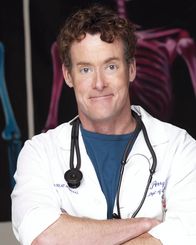 Scrubs - Die Anfänger – Der rührige Stationsarzt Dr. Phil Cox (John C. McGingley) zeigt nicht gerne Gefühle ...