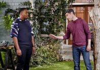 The Neighborhood – Marty Butler (Marcel Spears, l.); Dave Johnson (Max Greenfield, r.)