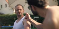 neoriginal: Doppelhaushälfte – Brian (Eidin Jalali, r.) will Andi (Milan Peschel, l.) malen und gibt ihm strenge Anweisungen für die richtige Pose.