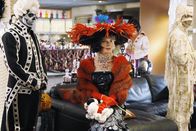 Castle – Die Halloween-Party ist ein voller Erfolg: Martha Rodgers (Susan Sullivan, M.) hat sich mit ihrem Kostüm extra viel Mühe gegeben.