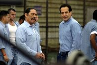 Monk – Im Gefängnis macht Mr. Monk (Tony Shalhoub, 2.v.r.) Bekanntschaft mit dem Häftling Spyder Rudner (Danny Trejo, 3.v.l.) ...