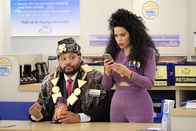 Superstore – Garrett (Colton Dunn, l.); Amy (America Ferrera, r.)