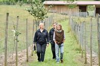 WaPo Bodensee – Ermittlungen auf der Straußenfarm: Nele (Floriane Daniel, l.) und Andreas Rambach (Ole Puppe, M.) befragen Jeanette Küblinger (Natalie Hünig, r.).