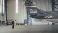 Mayday - Alarm im Cockpit – REENACTMENT - Bei dem Versuch, herauszufinden, warum die Piloten des Colgan Air Flugs 9446 nicht in der Lage waren, die Neigung ihres Flugzeugs zu kontrollieren, erfahren die Ermittler, dass Wartungsarbeiter (gespielt von Kelsey Flower) in den Tagen vor dem Absturz Probleme hatten, neue Trimmaktoren und Kabel an der Beech 1900 zu installieren. (Cineflix 2023)