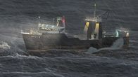 In Seenot – Die See ist rau im Frühling 2008. Eigentlich ist die Crew der Alaska Ranger bestens auf Stürme und Unwetter vorbereitet. Wie kam es also zum Kentern des Fischerschiffs?