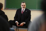 Blue Bloods - Crime Scene New York – Während Frank (Tom Selleck) auf gefälschte Psychologieprüfungen von NYPD-Polizeischülern stößt, geraten Eddie und Jamie in einen äußerst verstrickten Adoptionsfall ...