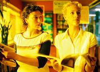 Crash Test Dummies – (v.li.) Ursula Strauss (Sky), Vivian Bartsch (Dana).