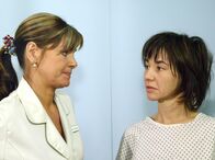 In aller Freundschaft – MDR Fernsehen IN ALLER FREUNDSCHAFT FOLGE 257, "Zwischen den Zeilen" Uhr. Bei genaueren Untersuchungen von Laras (Anja Franke) Blutbild, stellt sich heraus, dass sie gar keinen Krebs hat und Yvonne (Maren Gilzer) konfrontiert sie damit. Enttäuscht wendet sie sich von Lara ab.
