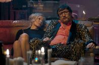 Enfant terrible – In dem Spielfilm „Enfant terrible“ widmet sich Regisseur Oskar Roehler einer der Ikonen des deutschen Kinos in der zweiten Hälfte des 20. Jahrhunderts: Rainer Werner Fassbinder (Oliver Masucci), hier mit Gudrun (Katja Riemann).