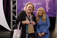 Baskets – Christine Baskets (Louie Anderson, l.); Lori Greiner (r.)