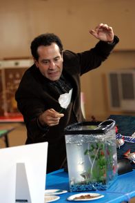 Monk – Eine Einbrecherbande hat es offensichtlich auf einen Goldfisch abgesehen. Mr. Monk (Tony Shalhoub) versucht herauszufinden, was so besonders an dem Tier ist ...