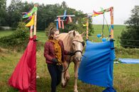 Tiere bis unters Dach – Pirat macht auf Lucys (Paulina Schnurrer) Anti-Schreck-Parkour große Fortschritte.