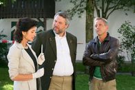 Die Rosenheim-Cops – Noch am Tatort ermitteln Stadler (Dieter Fischer, M.), Bergmann (Florian Fitz, r.) und Dr. Eckstein (Petra Einhoff, l.), wer den Paparazzo ermordet hat.