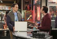 The Big Bang Theory – Findet Sheldon (Jim Parsons, l.) etwa ausgerechnet in Stuart (Kevin Sussman, r.) einen finanziellen Unterstützer für sein neues Projekt?