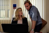 In aller Freundschaft – Sarah Marquardt (Alexa Maria Surholt) hat einen großen PR-Termin zur Einführung der Volldigitalisierung im gesamten Netzwerk der Sachsenklinik organisiert. Alles scheint prima zu laufen, bis immer mehr Anrufe eingehen, dass die Computer nicht funktionieren, gegipfelt von einem Totalausfall. Davon sind auch die Intensivstation und der OP betroffen. Sarah ist kurz vor einem Nervenzusammenbruch, aber Felix Sonntag (Jochen Matschke) hat einen Verdacht, wer dafür verantwortlich sein könnte.
