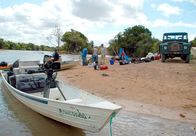 Tief im Regenwald – PHOENIX TIEF IM REGENWALD TEIL 1, "Im Bann des Kaimans" Uhr. Das Filmteam während der Dreharbeiten am Fluss Essequibo