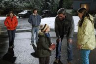 The Middle – Frankie (Patricia Heaton, l.) versucht alles, um ihre Familie zu gemeinsamen Aktivitäten zu animieren. Doch Axl (Charlie McDermott, 2.v.l.), Brick (Atticus Shaffer, M.), Mike (Neil Flynn, 2.v.r.) und Sue (Eden Sher, r.) sind nur wenig begeistert ...