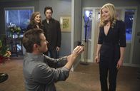 Scrubs - Die Anfänger – Damit hat Elliott (Sarah Chalke, r.) nicht gerechnet: Keith (Travis Schuldt, l.) macht ihr vor ihren Freunden J.D. (Zach Braff, hinten r.) und Melody (Keri Russell, hinten l.) einen Heiratsantrag ...