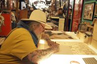 Tattoo: Trend oder Tradition? – Beim legendären Henk Schiffmacher ließen sich bereits die Red Hot Chili Peppers und Lady Gaga tätowieren.