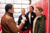 Die Chefin – Wie kann sich ein Rettungssanitäter Designermöbel leisten? Nun finden Vera Lanz (Katharina Böhm, r.) und Paul Böhmer (Jürgen Tonkel, l.) auch noch Tausende Euro im Spind. Rettungssanitäter Sebastian Weber (Stephan Luca, 2.v.r.) und Martina Jessing (Anna Brüggemann, 2.v.l.) des Mordopfers sind ratlos.