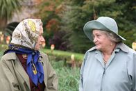 Die Queen – Die Königin (Helen Mirren, l.) und ihre Mutter, die Queen Mum, die ebenfalls Elizabeth heißt (Sylvia Syms). Elizabeth sucht Rat bei der Mutter auf einem Spaziergang nahe Balmoral. Noch nie wurde das Bestehen der Monarchie derart in Frage gestellt wie in der Woche nach Dianas Unfalltod.