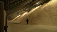 Wie geht das? – Lagerhalle mit Aluminiumhydroxid bei der AOS in Stade. Aus dem weißen Pulver wird später Aluminium hergestellt.
