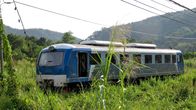 Mit dem Zug ... – Unterwegs in den Dschungel von Sabah: der Regionalzug zwischen Beaufort und Tenom. 2011 erweiterte die Staatsbahn ihren Fuhrpark um einige neue japanische Dieseltriebwagen.