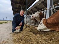 P.M. Wissen – Prof. Georg Gübitz vom IFA Tulln forscht daran, wie die Pansenflüssigkeit aus Kuhmägen Plastik zersetzen kann.