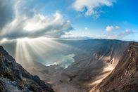 Ein perfekter Planet – Die Vulkaninsel Fernandina gehört zum Galápagos-Archipel. In ihrem Zentrum bietet der La Cumbre Vulkan einen besonderen Service für Landleguane an: Er brütet die Eier der Echsen aus.