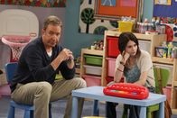 Last Man Standing – Der Sohn von Kristin (Alexander Krosney, r.) wird wegen Mikes (Tim Allen, l.) Verhalten des Kindergartens verwiesen. Kristin fordert deshalb ihren Vater auf, sich um seinen Enkel zu kümmern und ihn mit zur Arbeit zu nehmen ...