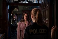 Dead End – Emma (Antje Traue, l.) erfährt von Betti (Victoria Schulz, r.) wie das Verhör gelaufen ist.