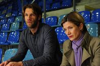 SOKO Stuttgart – Eishockeyspieler Andi Springer (Marc Rissmann, l.) kann es nicht glauben, dass seine Frau ermordet wurde. Martina Seiffert (Astrid M. Fünderich, r.) befragt ihn darum behutsam.