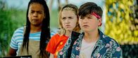 3 Hz – Noor (Maja Azila), Ella (Cécile Enthoven) und Sammy (Arthur Hermans) versuchen zu verstehen, was gerade passiert.