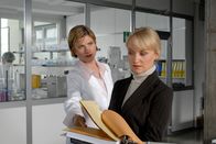 SOKO Kitzbühel – (v.li.) Astrid M. Fünderich (Nathalie Spindler), Eva Herzig (Silvia Hassler).