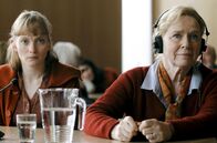 Zwei Leben – Nach dem Zusammenbruch der DDR versucht ein junger Anwalt, das Unrecht, das seinerzeit den norwegischen Kriegskindern angetan wurde, aufzuklären. Er organisiert eine Anhörung, an der auch Åse (Liv Ullmann, re.) und Anne (Julia Bache-Wiig, li.) teilnehmen.