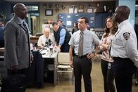 Brooklyn Nine-Nine – (v.l.n.r.) Terry Jeffords (Terry Crews); Charles Boyle (Joe Lo Truglio); Gina Linetti (Chelsea Peretti); Captain Ray Holt (Andre Braugher)