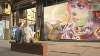 Inside Amsterdam – Daniel Aßmann (l) zusammen mit Insiderin Theresa Huber im Straat Street Art Museum in Amsterdam.