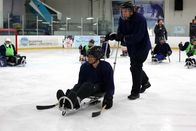 Speechless – JJ (Micah Fowler, l.) möchte in ein Schlittenhockeyteam für Behinderte beitreten. Sein Vater Jimmy (John Ross Bowie, r.) ist anfangs jedoch alles andere als davon begeistert ...
