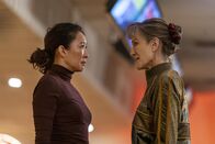 Killing Eve – Eve Polastri (Sandra Oh, l.); Dasha (Harriet Walter, r.)