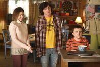 The Middle – Was wartet auf Sue (Eden Sher, l.), Axl (Charlie McDermott, M.) und Brick (Atticus Shaffer, r.), als im Haus ihrer Eltern eine Wasserleitung bricht?